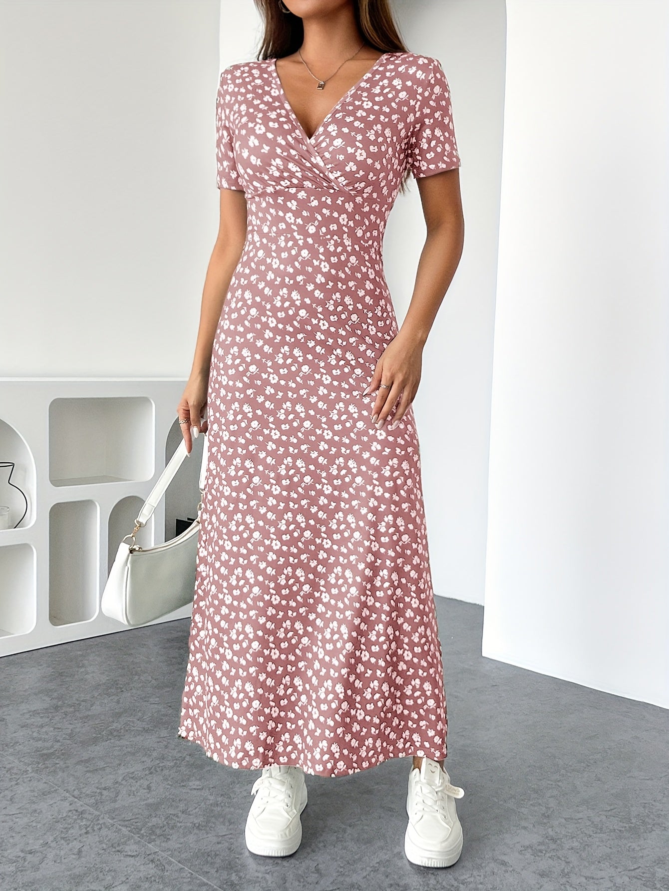Summer Temperament, Elegant and Fashionable Design, and Loose Fitting, Suitable for Date Gatherings, Small Floral V-neck Dress