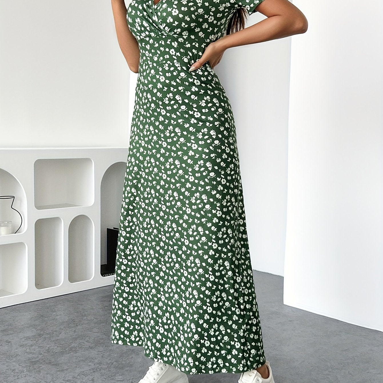 Summer Temperament, Elegant and Fashionable Design, and Loose Fitting, Suitable for Date Gatherings, Small Floral V-neck Dress