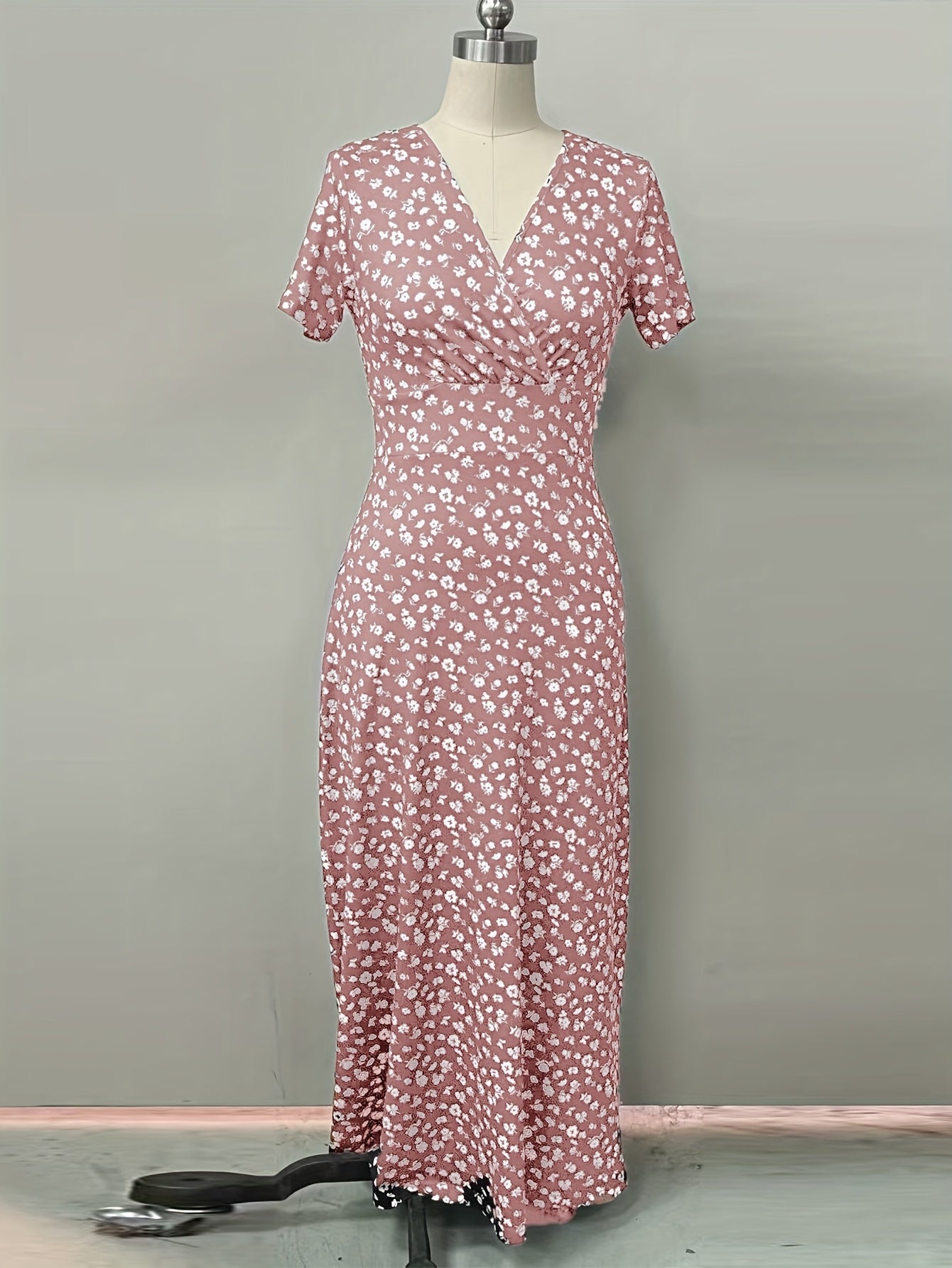 Summer Temperament, Elegant and Fashionable Design, and Loose Fitting, Suitable for Date Gatherings, Small Floral V-neck Dress